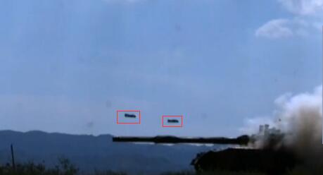 导弹来袭 坦克发射两枚拦截弹