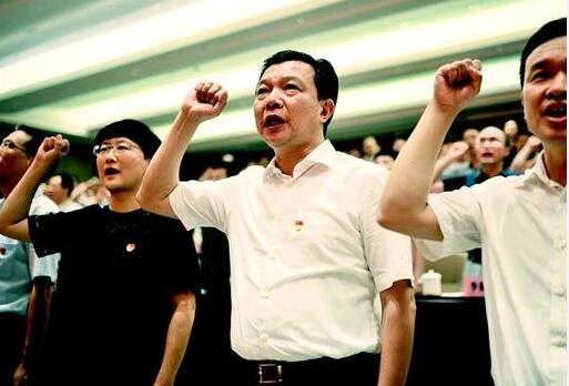 图为今年7月1日，武汉市委组织部机关党课前，杨汉军（右二）握拳宣誓。他用生命践行入党誓词，把一切献给党。 （资料图片）