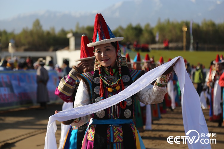 Mongolian representatives from Gansu, Qinghai, Inner Mongolia and Xinjiang gathered here, dancing and singing, to celebrate the grand festival.