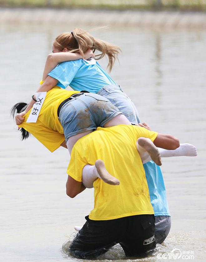 走进山东梁山:美女水中互撕,不忍直视!