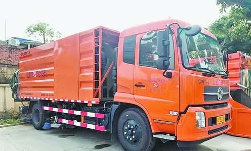 干旱少雨导致厦门用水紧张 路面保洁神器问世