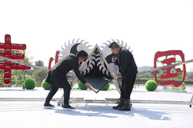 身藏特殊铁箱内，在高速转动的电锯到达铁箱前，也能轻松逃脱！