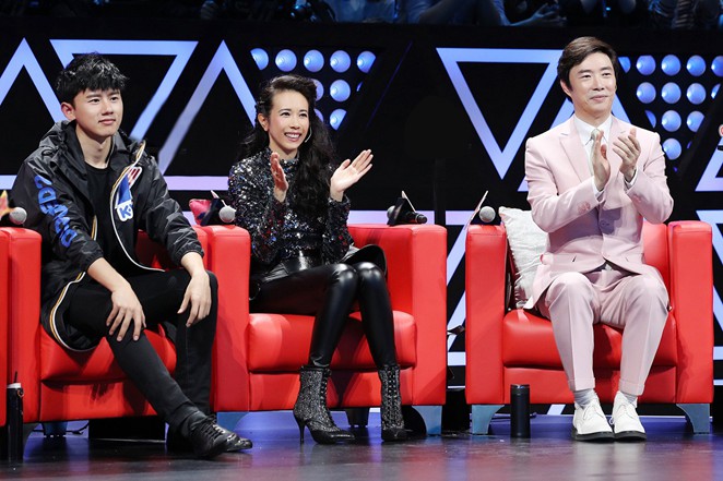 华晨宇张杰夹娃娃变预言帝 费玉清挑战民谣_