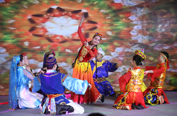 推介会上表演的新疆歌舞