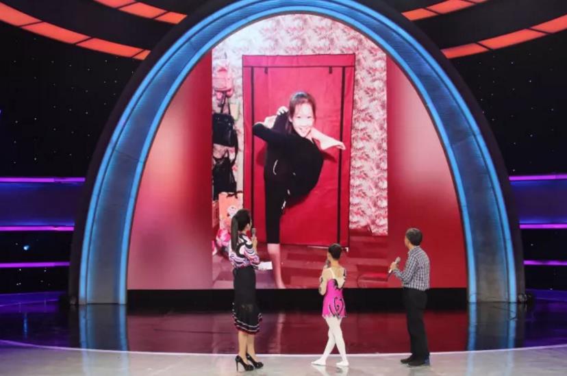 7岁女孩和主持人程成再现经典《俏夕阳》,都跳