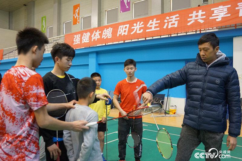 发球不能超1.15米 羽毛球新规对中国选手是利