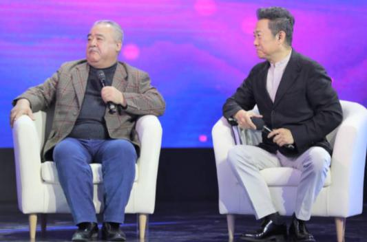 嘉宾李嘉存与主持人赵保乐认真聆听