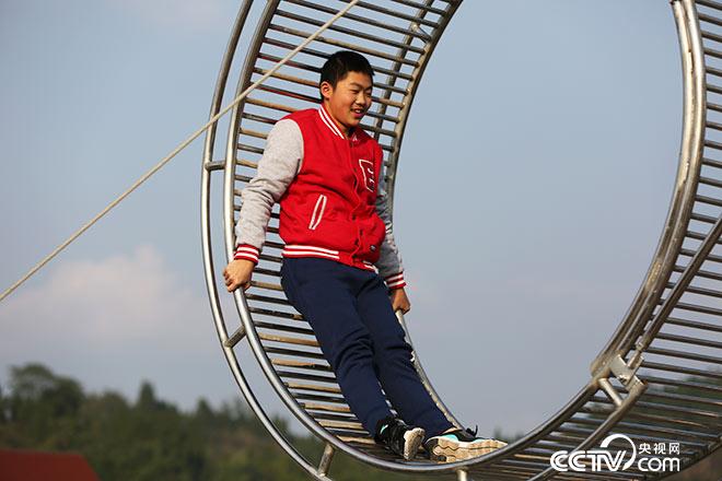 走进四川蓬溪:惊悚!小伙子上演高空滚轮