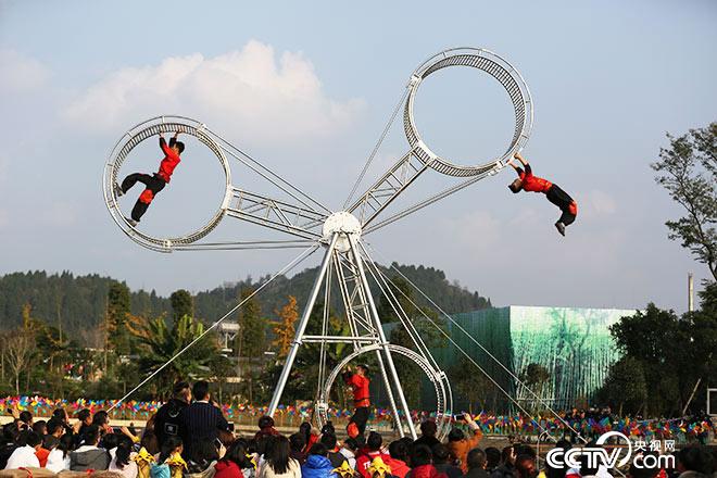 走进四川蓬溪:惊悚!小伙子上演高空滚轮