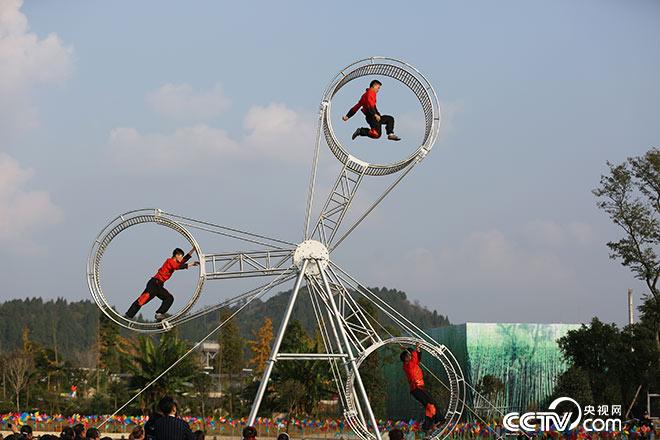 走进四川蓬溪:惊悚!小伙子上演高空滚轮