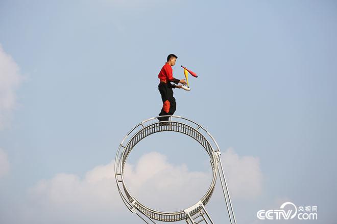走进四川蓬溪:惊悚!小伙子上演高空滚轮