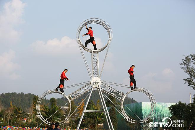 走进四川蓬溪:惊悚!小伙子上演高空滚轮