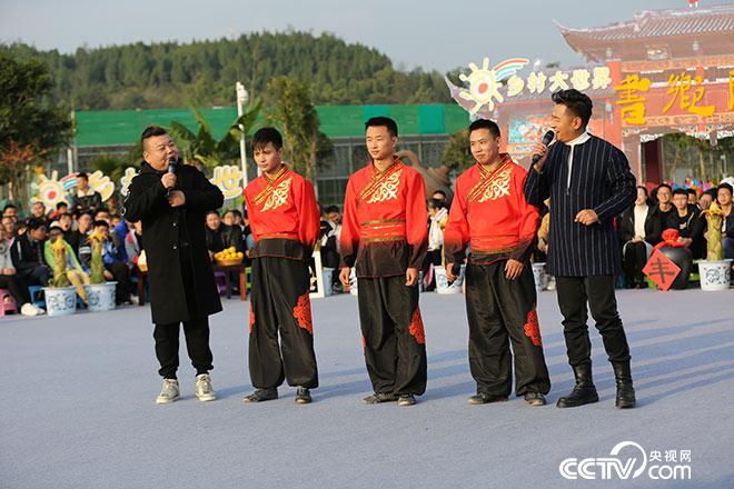 走进四川蓬溪:惊悚!小伙子上演高空滚轮