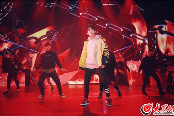 “舞台王者”易烊千玺压轴《这!就是街舞》