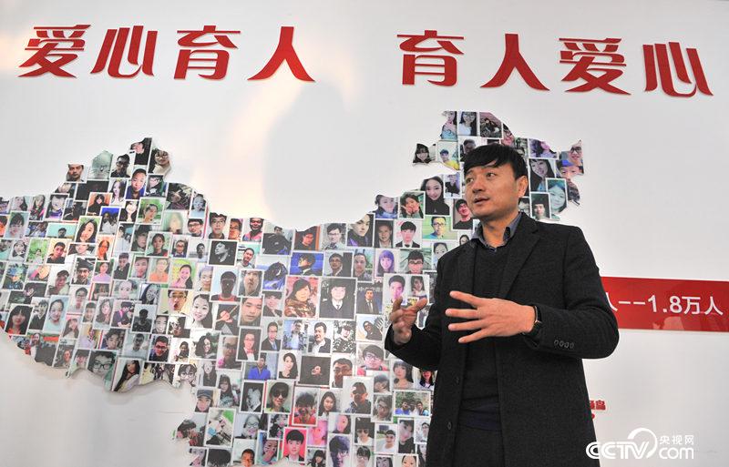 师红军和他身后分布在全国各地的部分志愿者。(王莉莉/摄)