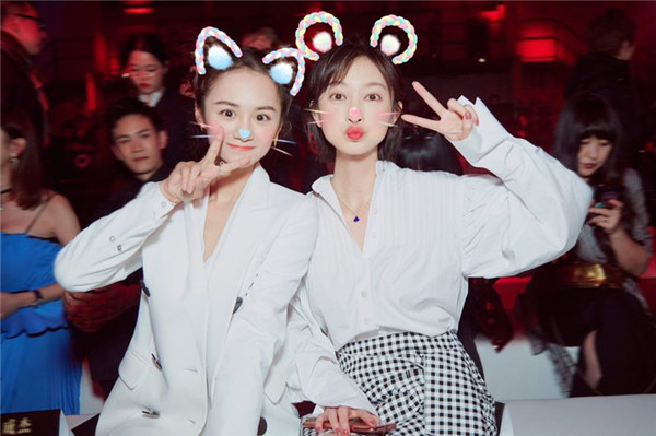 张俪马尾少女装亮相 斩获年度时尚能量明星奖