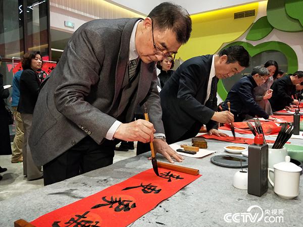 卢中南现场书写