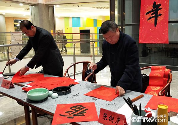 张铜彦现场书写