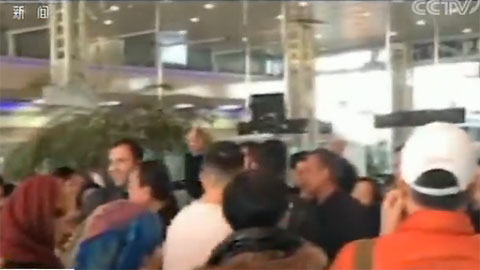 The stranded passenger airport shouted "China"