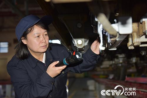 Wang Xiaoxia is testing high-speed trains. (Reporter wanglili)