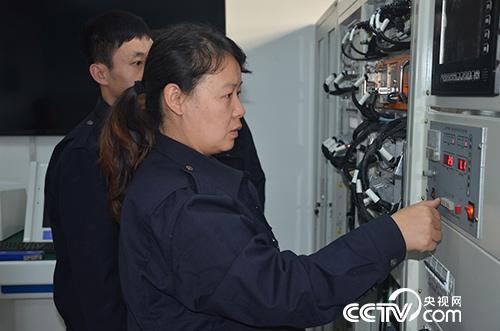 Wang Xiaoxia made a simulation in front of his own simulation test system. (Reporter wanglili)