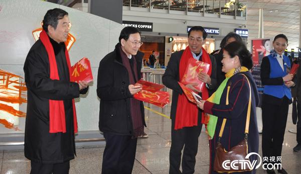 书法家们给乘客送上福袋