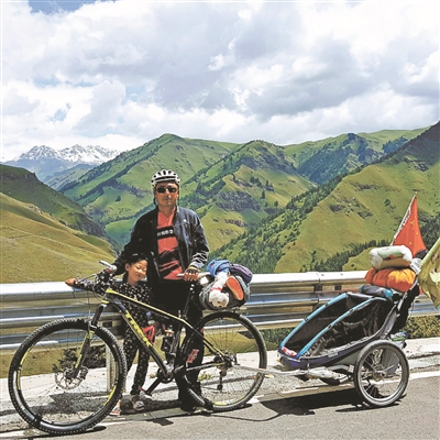 父亲带4岁女儿骑行中国 两年多走遍绝大多数省