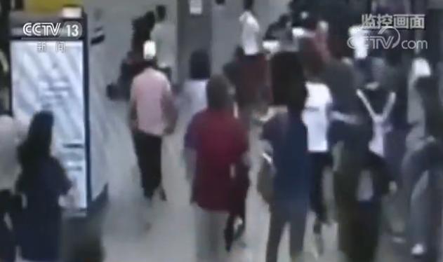 太任性!父亲带娃玩抖音失手 孩子摔骨折