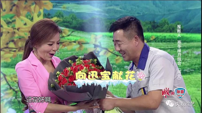 女儿每天帮植物人母亲喂药、擦洗身体、按摩,