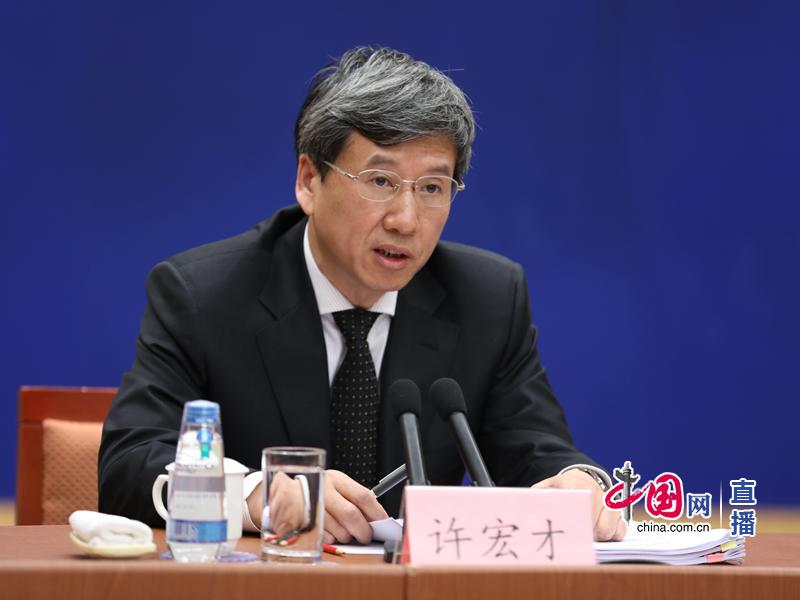 国务院新闻办公室于2018年3月30日（星期五）上午10时举行国务院政策例行吹风会，请财政部部长助理许宏才介绍深化增值税改革措施和《国家融资担保基金设立方案》有关情况，并答记者问。图为财政部部长助理许宏才作介绍。中国网 孙宇 摄