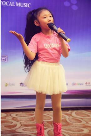 罗诗琦作为中国流行声乐教学示范表演受邀献