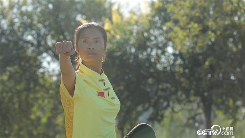 （图为霍静虹练习霍氏练手拳）