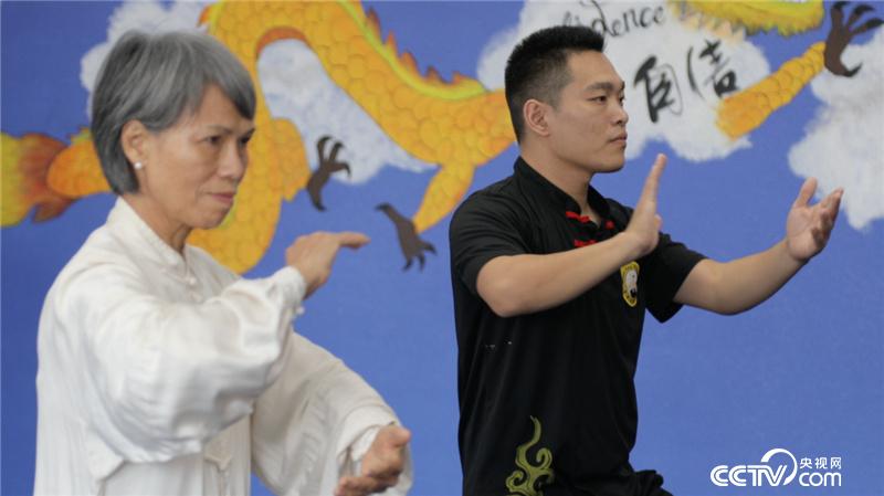 （图为田崇防（右）练太极）