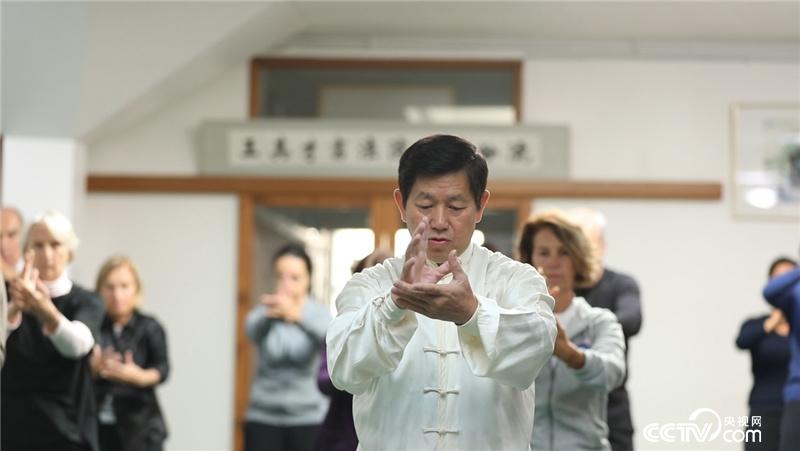 （图为简柳军开设的武术班）