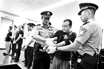 黑中介半夜踹门撬锁驱赶租户 4人犯敲诈勒索罪