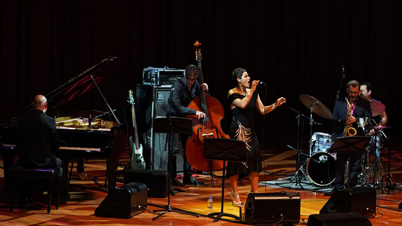 卡丽玛在音乐会上大展爵士歌手的功力