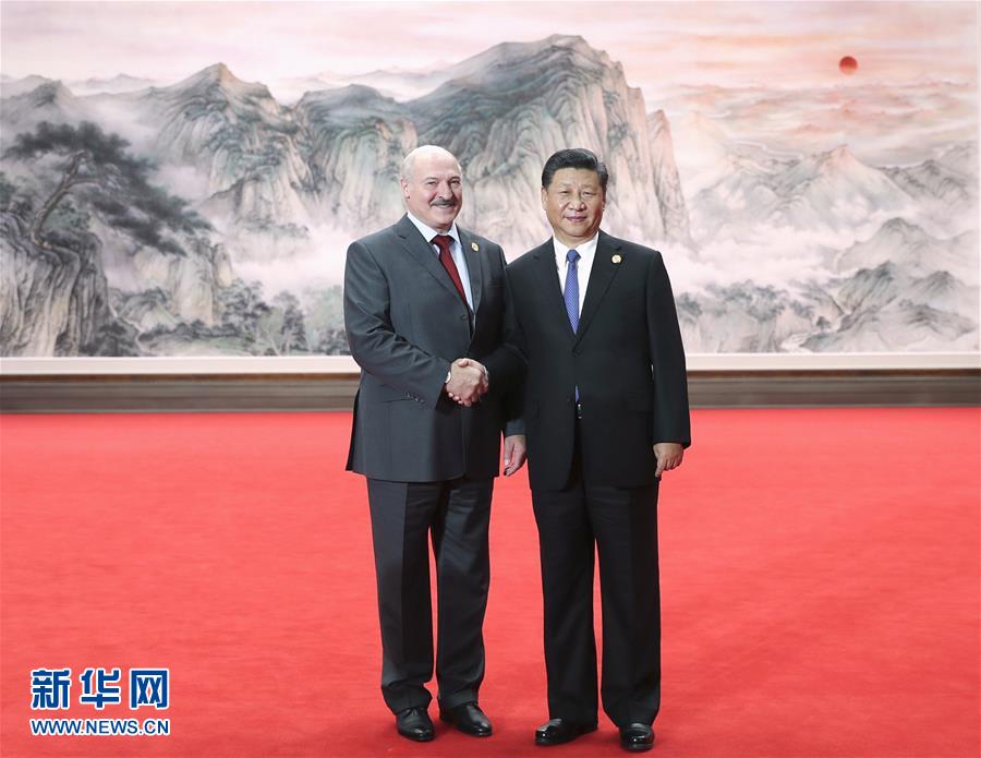 习近平迎接出席上海合作组织成员国元首理事会