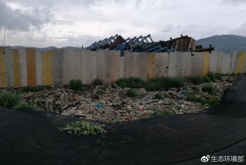 Exposed garbage on the edge of Sanshantang temporary living garbage dump. Image source: official Weibo of the Ministry of Ecology and Environment