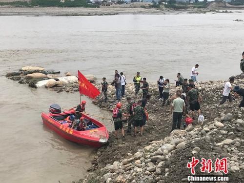 四川被洪水围困在岛134名工人已全部安全转移