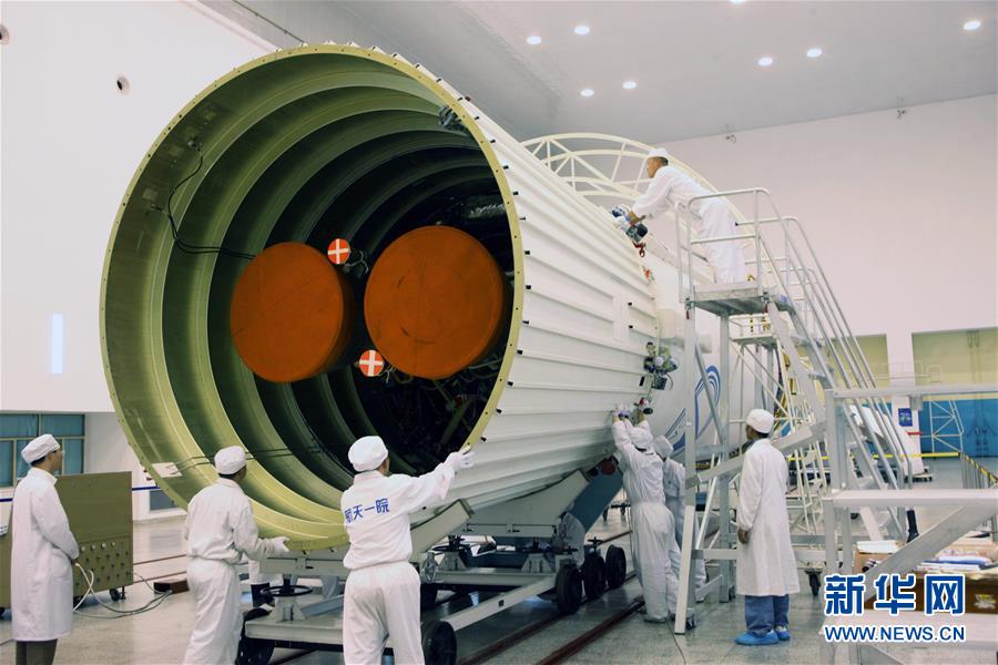 　　在西昌卫星发射中心总装车间，科研人员正在对尾裙（2009年8月11日摄）。新华社发（航天科技集团第一研究院供图）