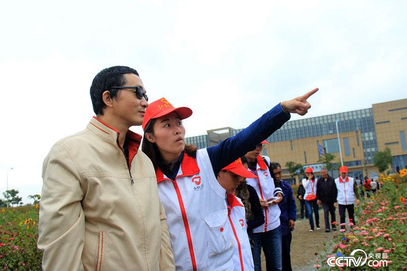 Volunteers from Red Collar House take the blind to carry out outdoor activities. (data picture)