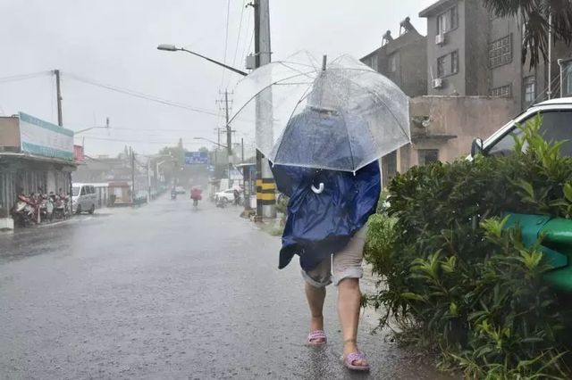 为了群众生命财产安全-上海防战台风安比侧