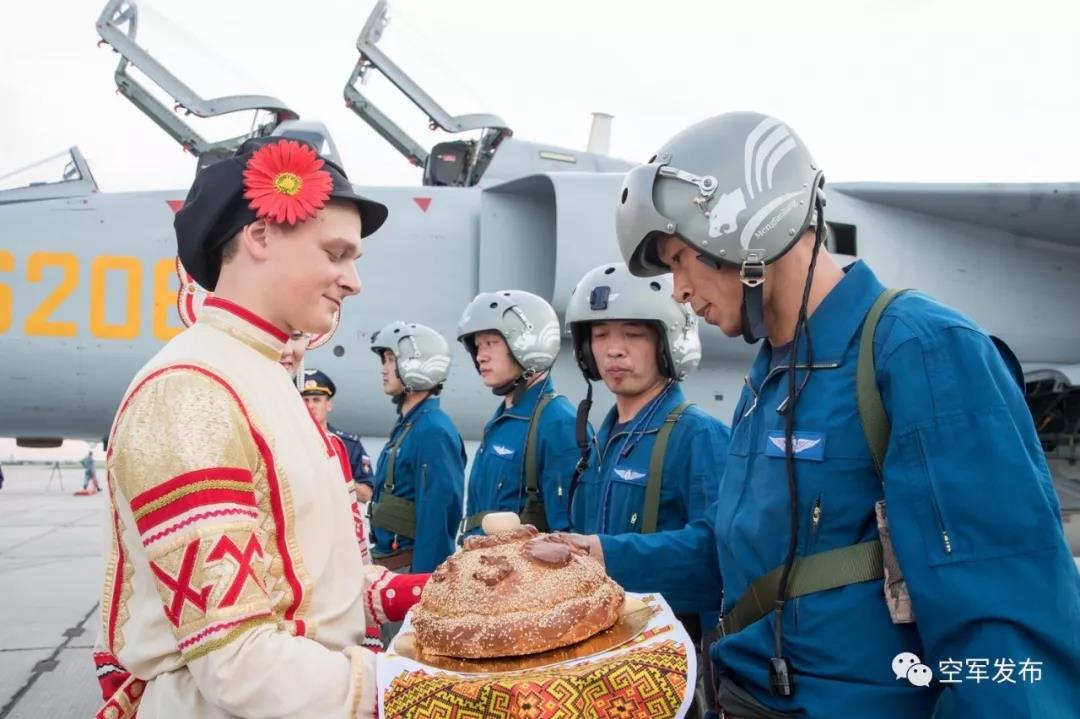 7月20日,身着传统服装的俄罗斯青年送上盐和面包,用最隆重的礼仪迎接歼轰-7A飞行员