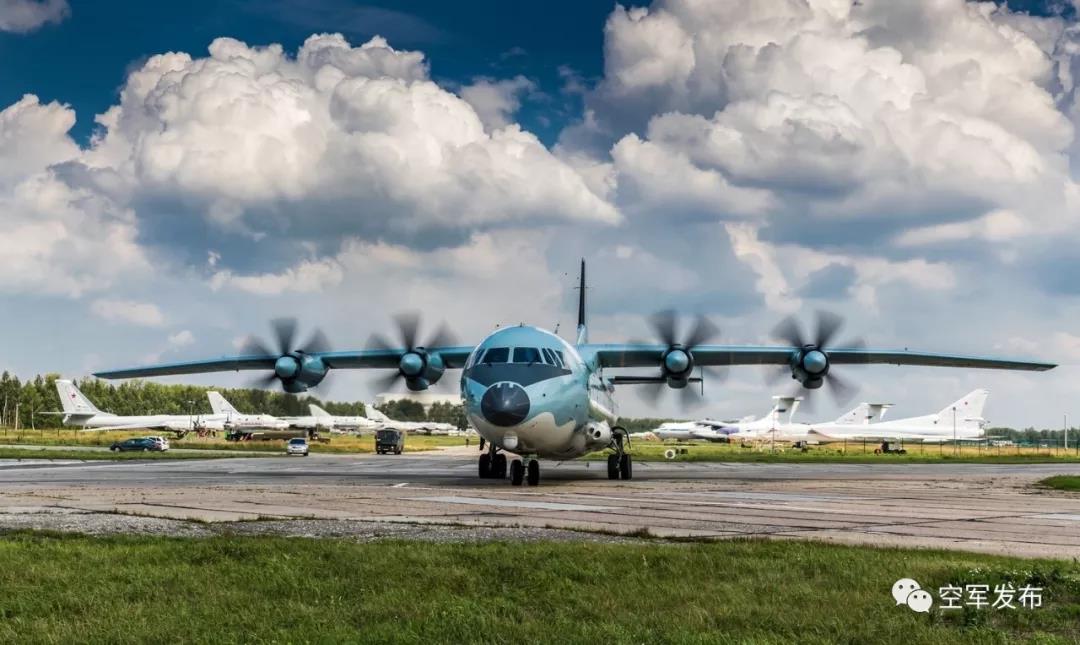 7月20日,运-9运输机滑向停机位