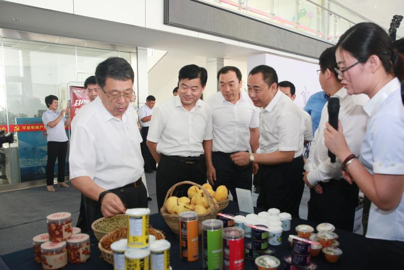 与会领导参观平邑特产