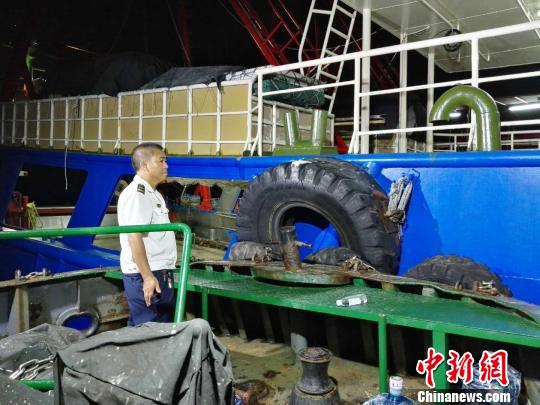 台风遇上开渔前补给 广西北海航道堵塞致上千