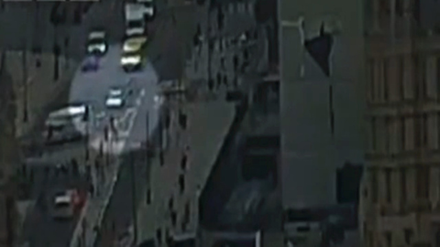 英国议会外驾车冲撞事件嫌犯身份确认 民众质