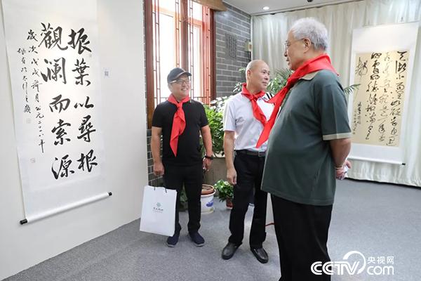 嘉宾参观展览