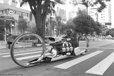 未来派机车漂浮上路