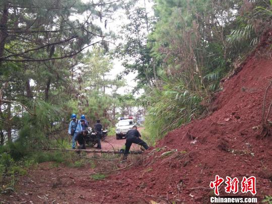 云南普洱组织市县两级警力赴墨江地震灾区救援